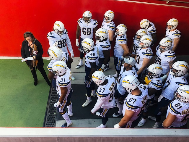 库里神奇表现，勇士横扫鹈鹕继续争六，季后战白热化.